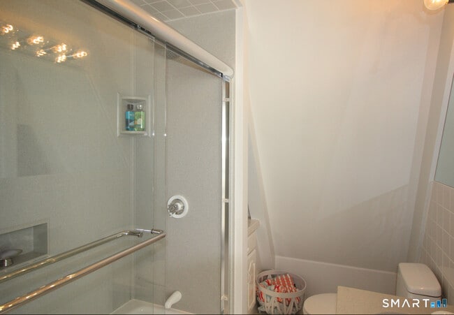 Building Photo - 147 Captains Dr