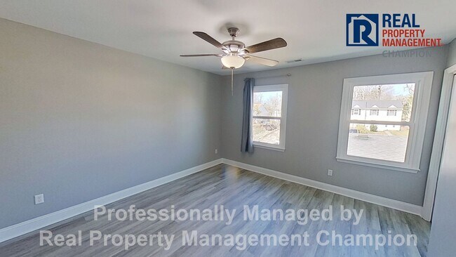 Building Photo - Beautifully 2 BD/1.5 BA End Unit Townhouse w/Garage