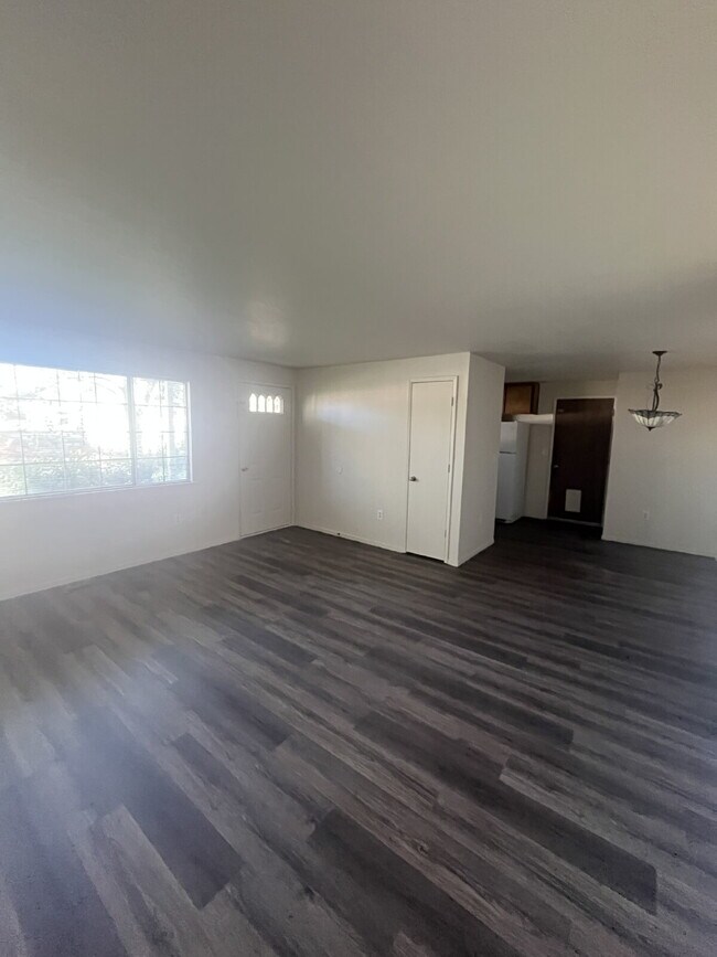 Building Photo - Charming 3-Bedroom Retreat with 2 Full Baths in Dayton's Serene Setting