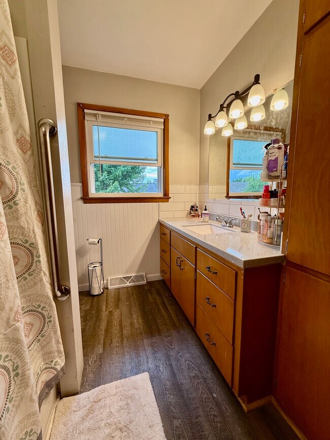 Building Photo - 933 Greenfield Ave