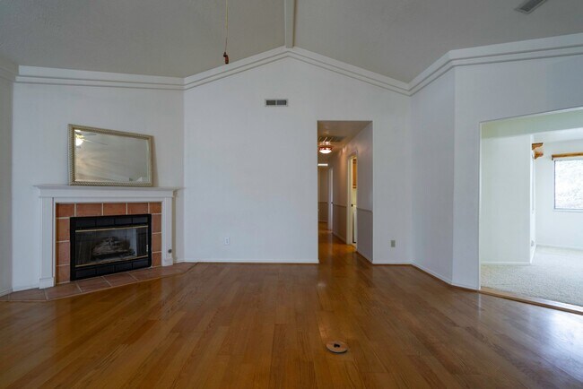 Building Photo - Spacious Stand Alone Home