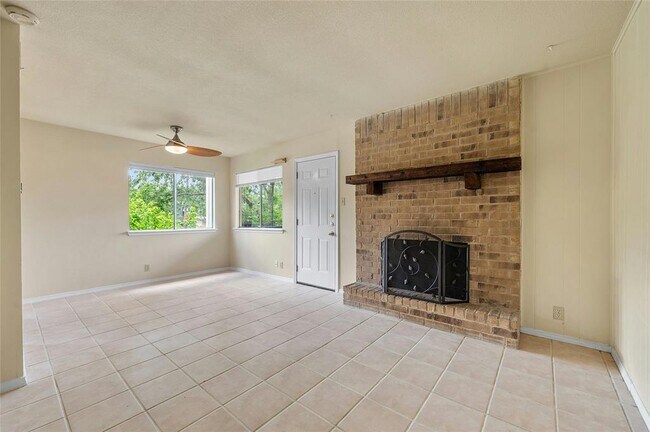 Building Photo - 2316 Montclaire St
