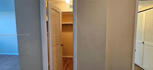 Building Photo - 1175 NE Miami Gardens Dr