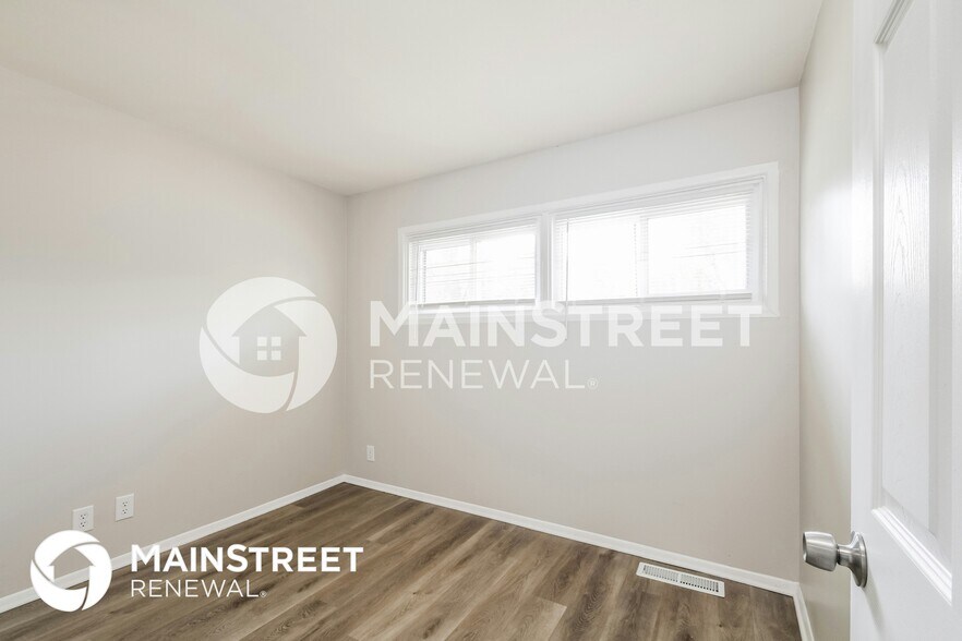 Building Photo - 4845 N Kenyon Dr