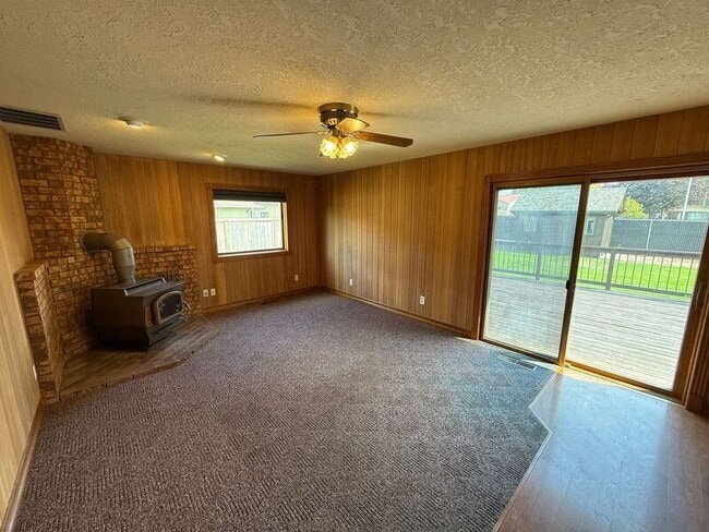Building Photo - 460 SE Conifer Pl