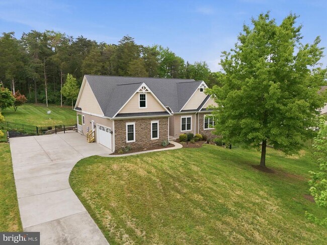 Building Photo - 42240 Hiddenwood Ln