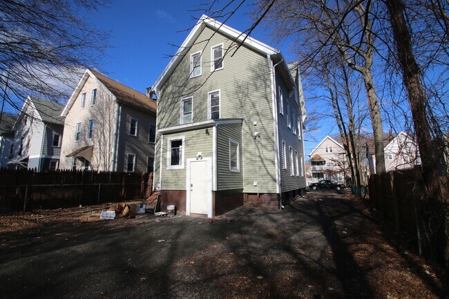 Building Photo - 168 Chatham St