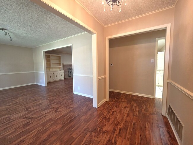 Building Photo - 1404 Woodbridge Dr