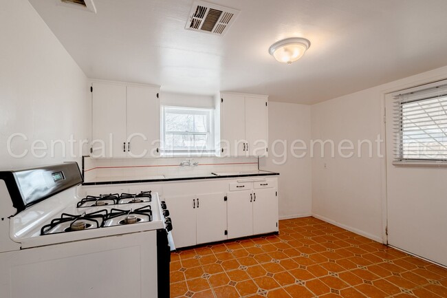 Building Photo - 2 Bedroom/1 Bath Home - $1395 per month!