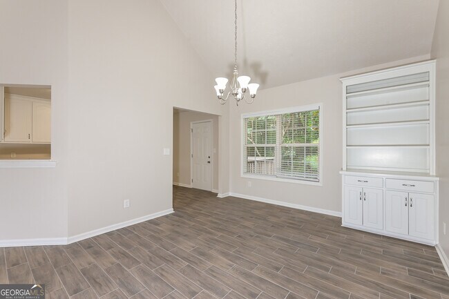 Building Photo - 1599 Queen Elizabeth Dr