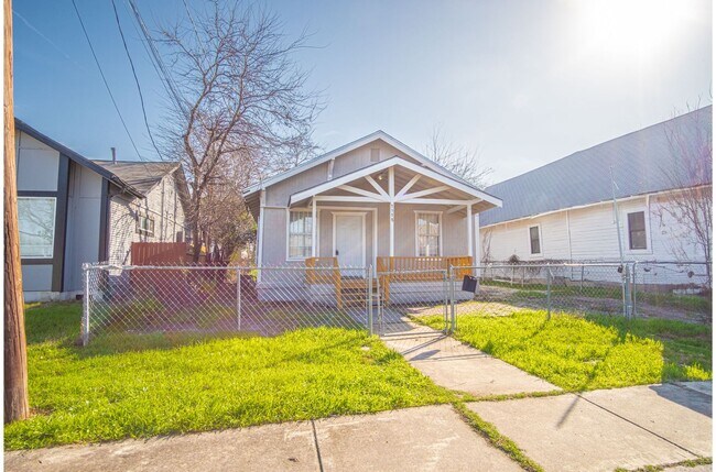 Building Photo - 1518 Burnet St