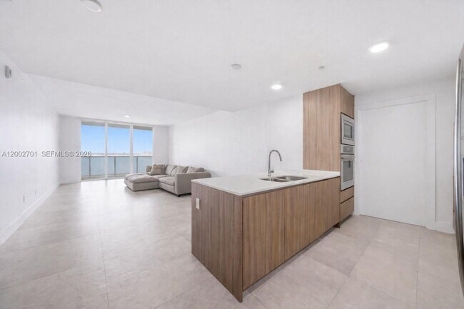 Building Photo - 600 NE 27th St