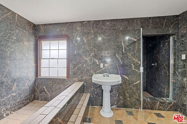 Building Photo - 1750 W 49th St