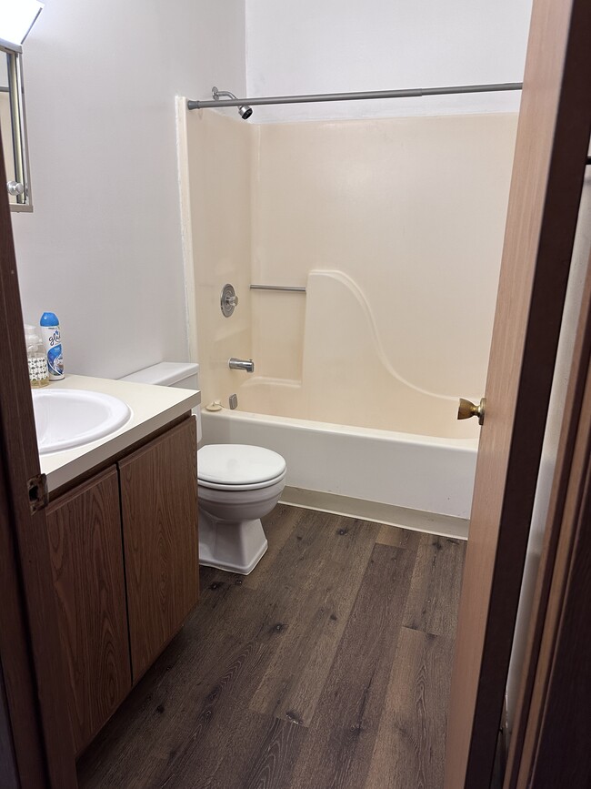 Full bathroom - 564 Rosehill Dr