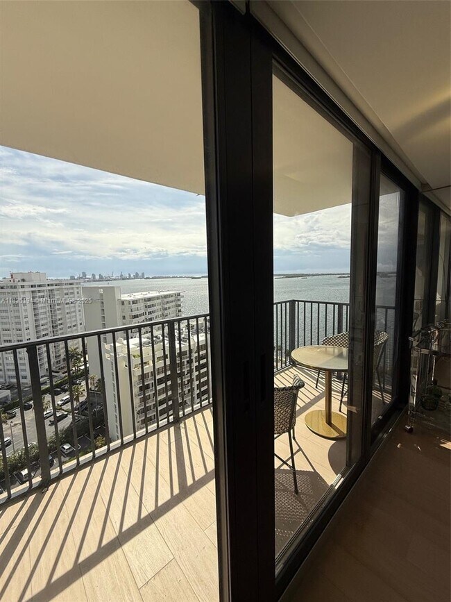 Building Photo - 1450 Brickell Bay Dr