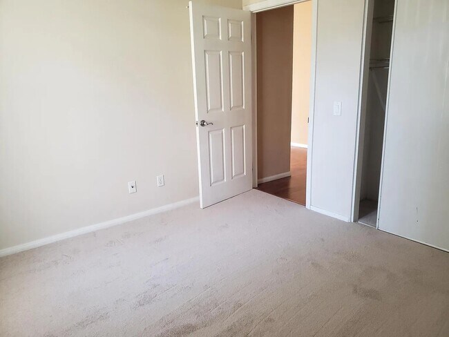 Building Photo - 10830 Sabre Hill Dr #201