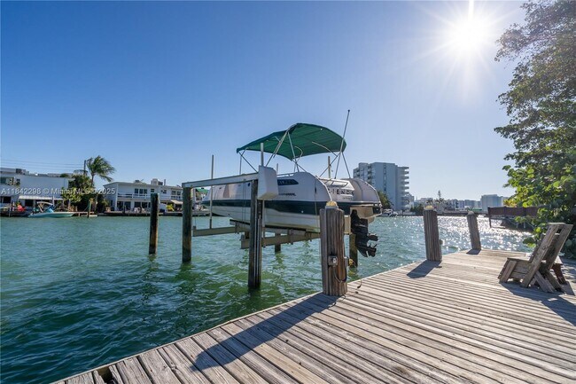 Building Photo - 7171 Bay Dr