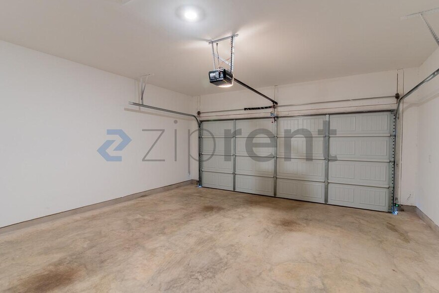 Building Photo - Unit