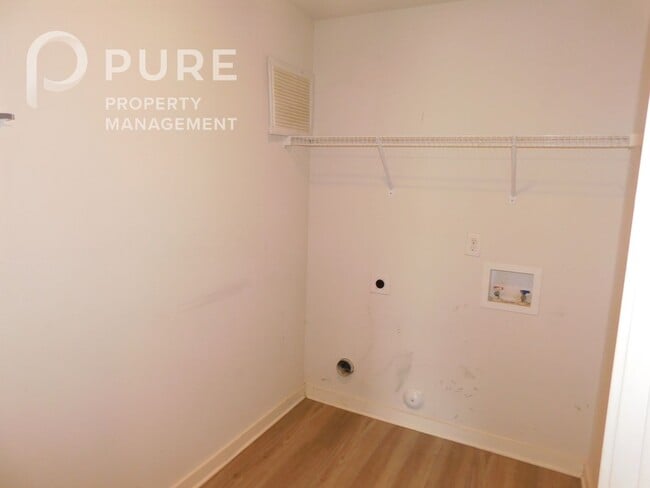 Building Photo - 672 The Heights Ln