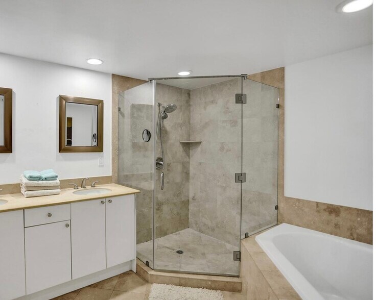 Building Photo - 1755 E Hallandale Beach Blvd