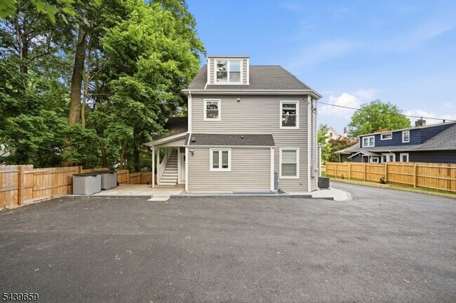 Building Photo - 40 Jardine Rd