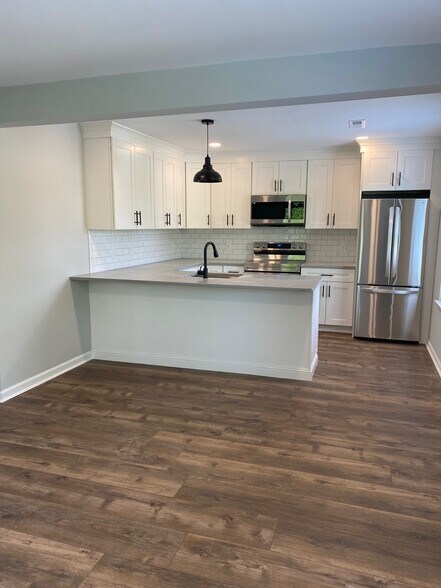 Full kitchen w/ Island - 263 S York Rd