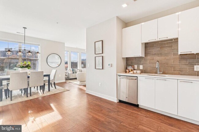 Building Photo - 989 S Buchanan St