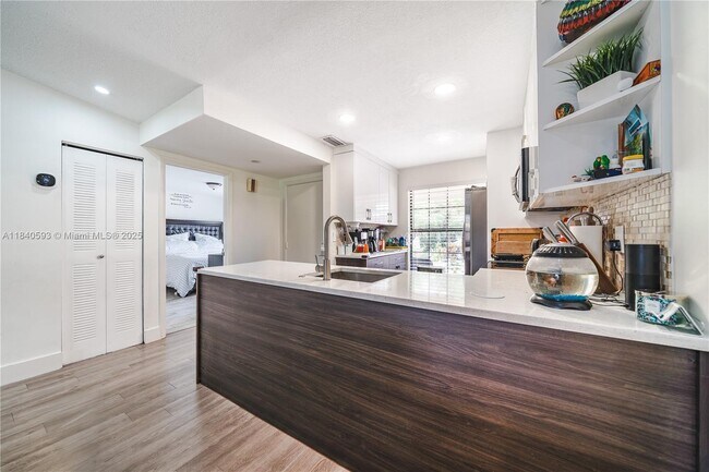 Building Photo - 5400 Lakewood Cir S