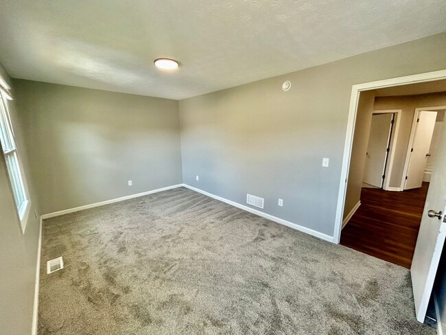 Building Photo - September Rent Free! Modern 3BR Apartment ...