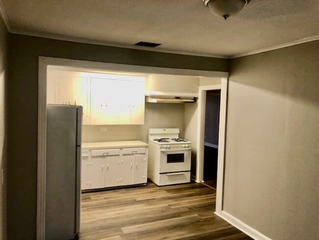 Building Photo - NEW PRICE & $300 OFF MOVE IN SPECIAL-CUTE SOUTH BOSSIER HOME-FRESH PAINT-NEW FLOORS-CLEAN