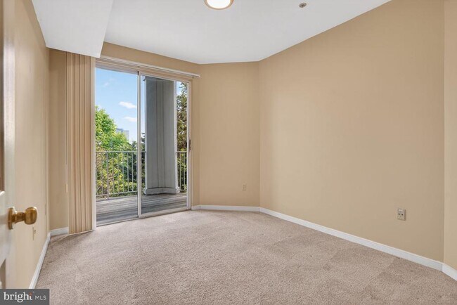 Building Photo - 1645 International Dr