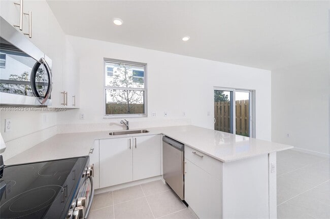 Building Photo - $2,490 2890 SE 26 Ter