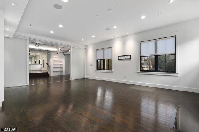 Building Photo - 60 Fernwood Rd