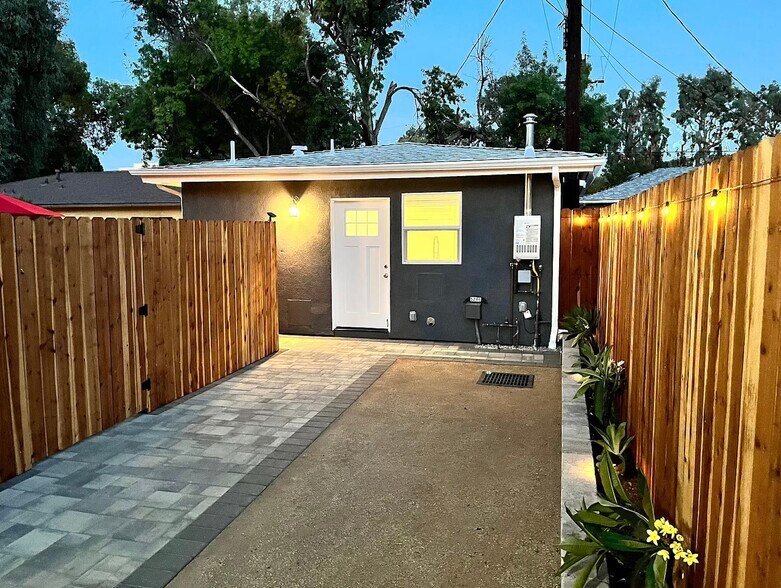 Primary Photo - 5246 Canoga Ave