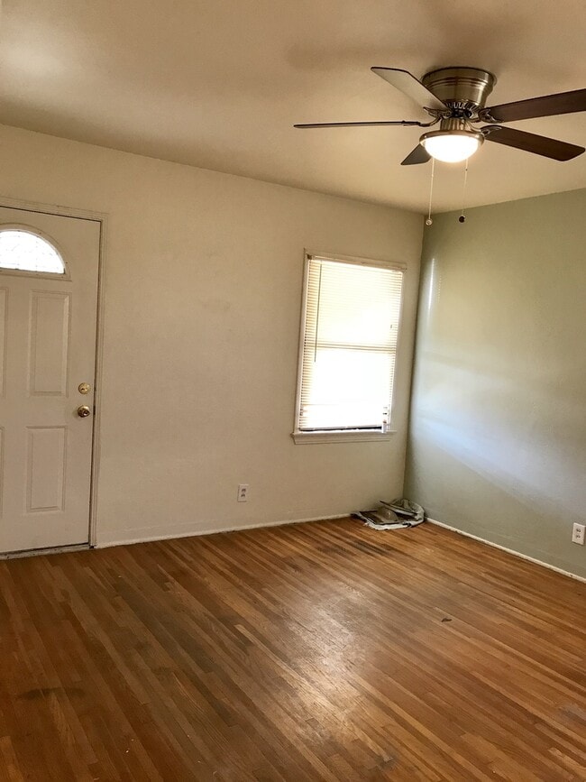 Building Photo - Adorable House in North Bakersfield!