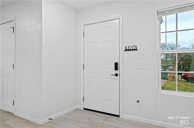 Building Photo - 731 Erika Ave