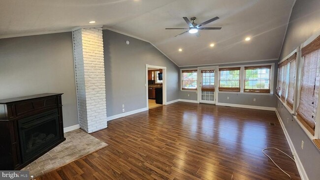 Building Photo - 318 Oakwood Ave