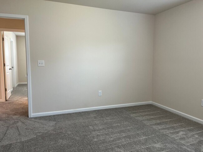 Building Photo - AMAZING LOCATION, Fantastic 4 Bed Home, In...
