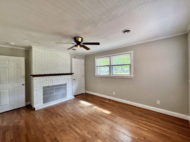 Building Photo - Recently Updated 4-Bedroom Ranch Home w/a 2 Bedroom Guest Cottage! Ready 04-23-26! Pet Friendly Home