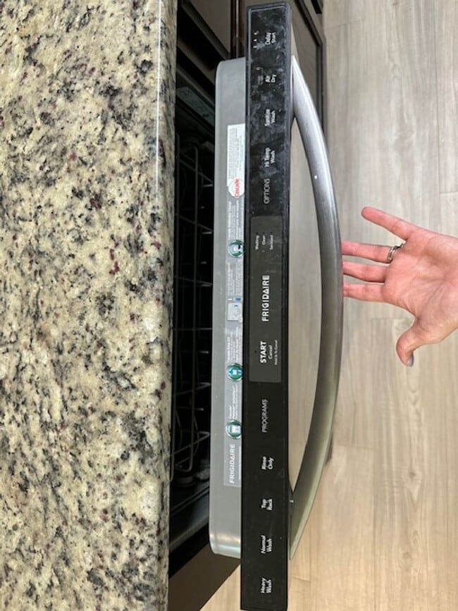 Building Photo - Beautiful 4/2/2 newer home for rent w/ community pool, playground, picnic area!