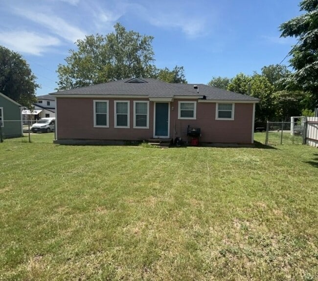 Building Photo - Warm and Inviting 3-bedroom 1-bathroom house