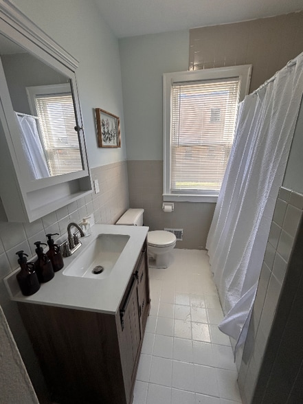 Building Photo - 875 Philip St