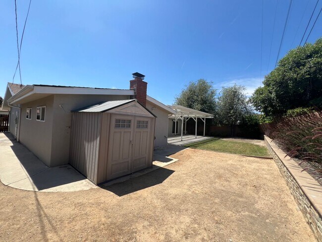Building Photo - Great home with a Great Family Room
