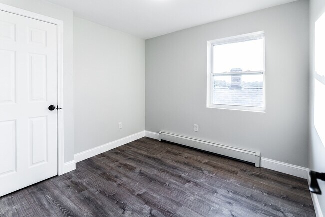 Building Photo - 17 Bickerton St
