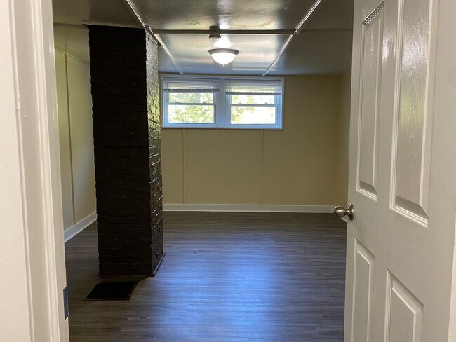 Building Photo - 350 1/2 Hacker