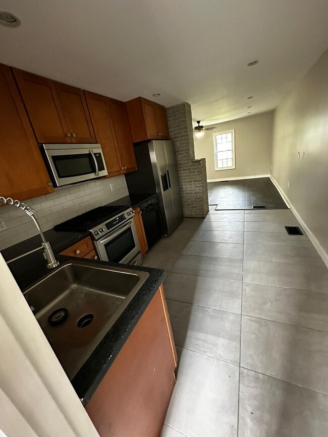 Building Photo - 327 N Clarendon Ave