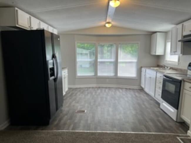 Building Photo - Newly Remodeled Trailer - Close to New Riv...