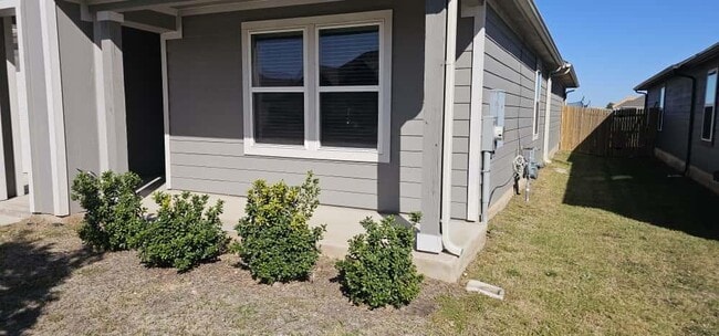 Building Photo - 223 Sweetwater Crk Ln