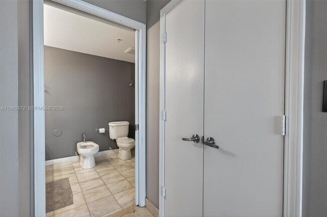 Building Photo - 601 NE 36th St