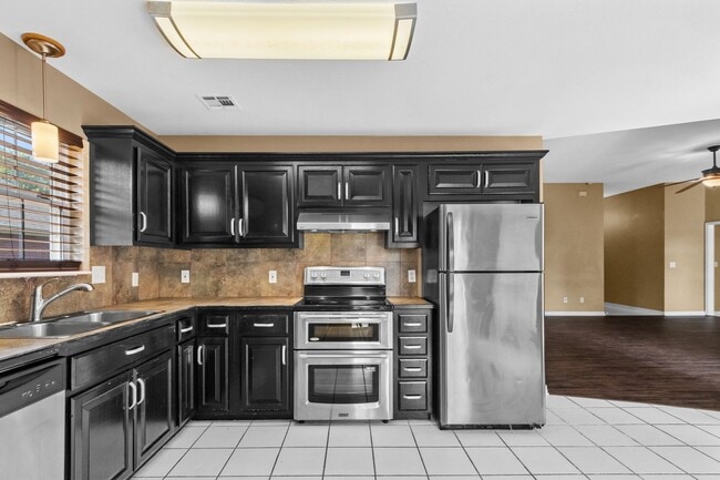 Building Photo - Bright & Beautiful 4 Bedroom Home with Fenced Yard and Modern Upgrades!